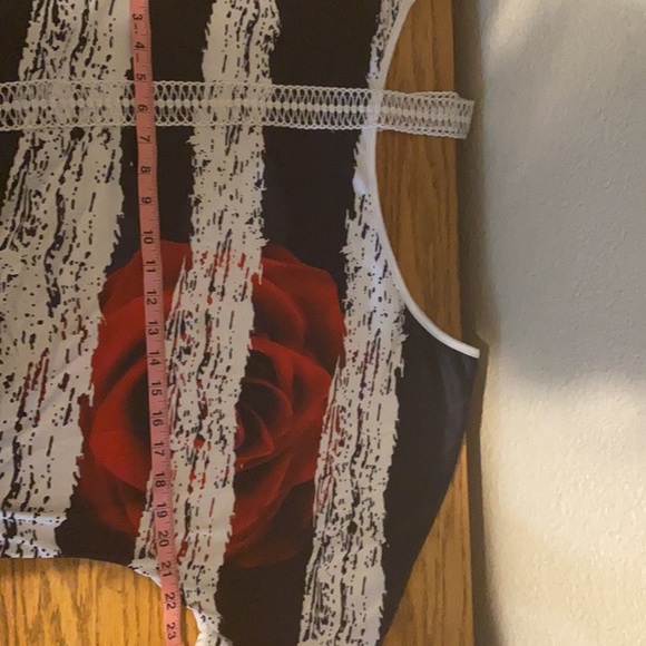 Cold Shoulder Rose 🌹 Top - Picture 2 of 7